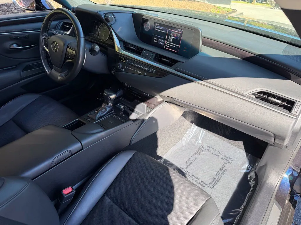 Lexus ES photo 32