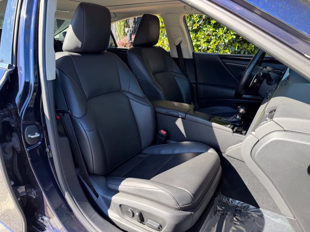 Lexus ES photo 34