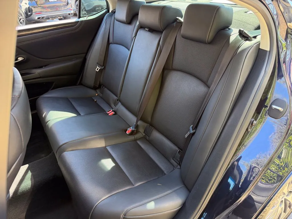 Lexus ES photo 31