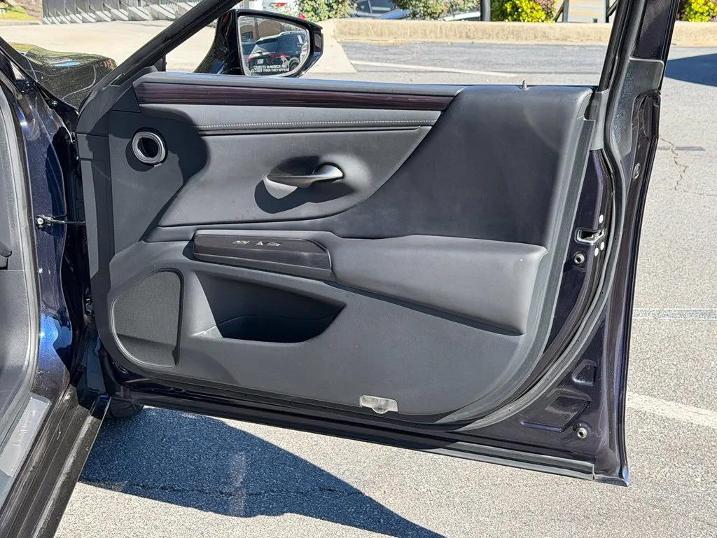 Lexus ES photo 36