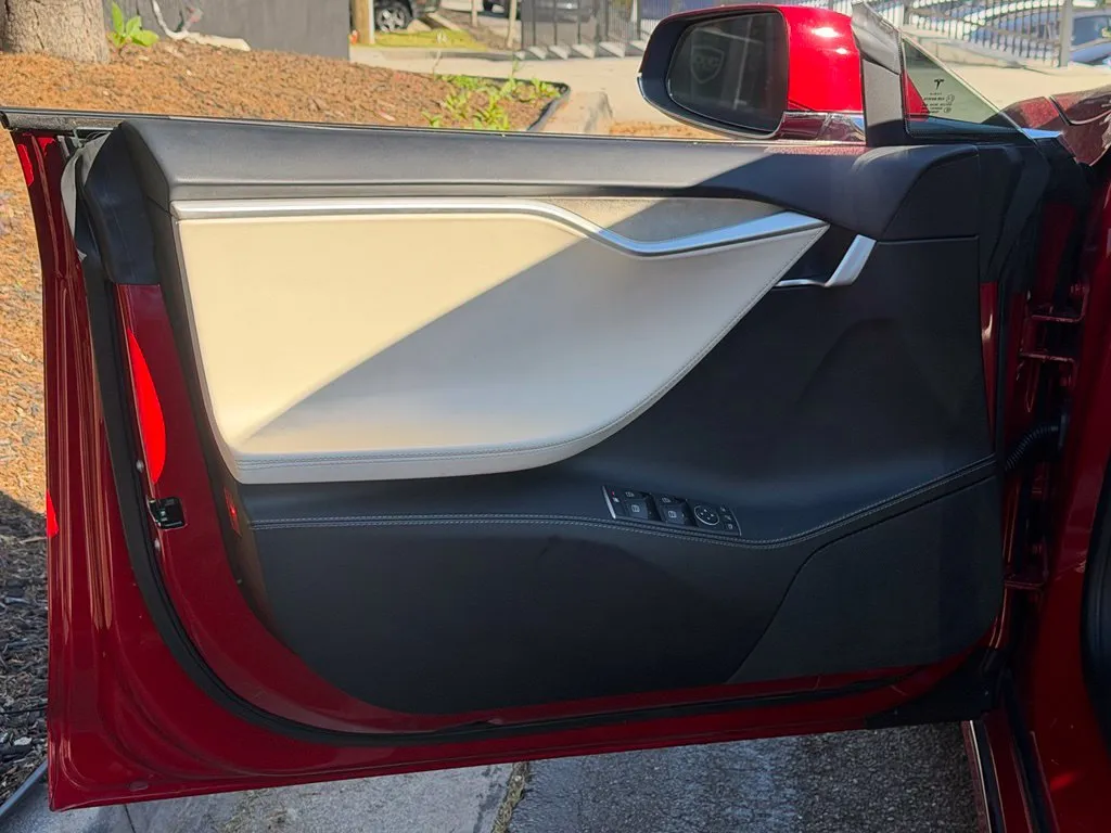 Tesla Model S photo 28