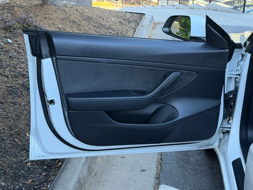 Tesla Model 3 photo 28