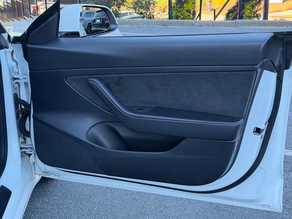Tesla Model 3 photo 36