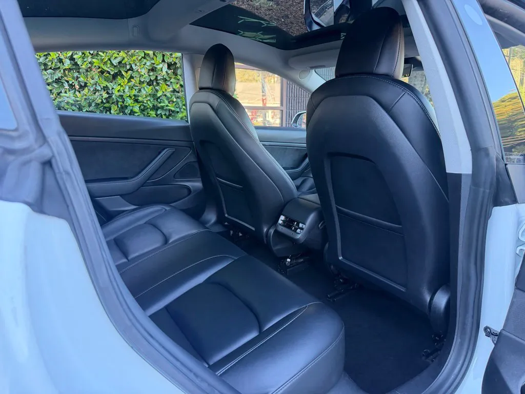 Tesla Model 3 photo 38