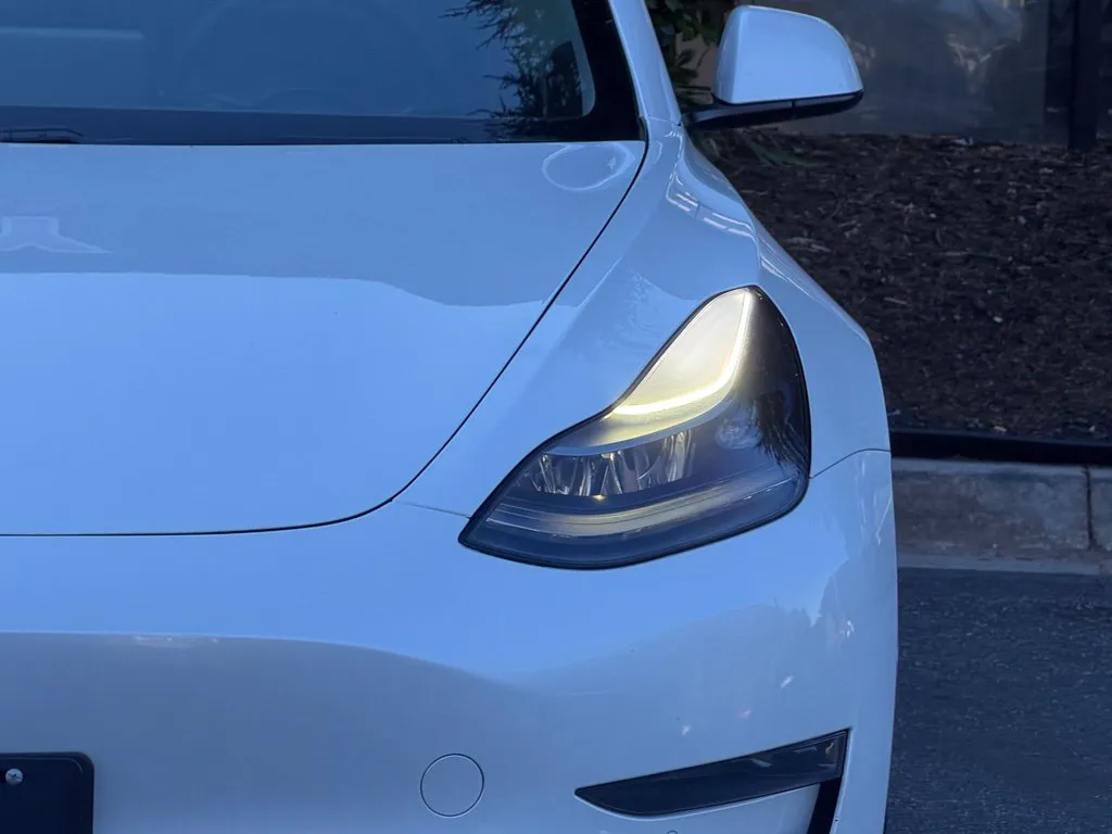 Tesla Model 3 photo 6