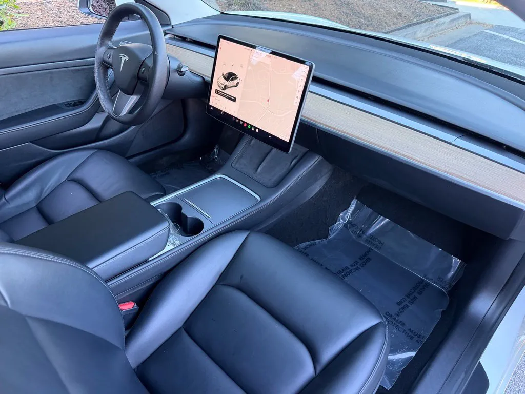Tesla Model 3 photo 32