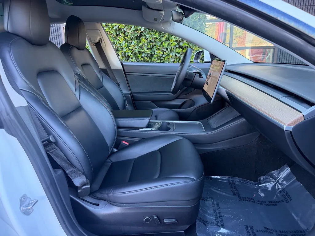 Tesla Model 3 photo 33