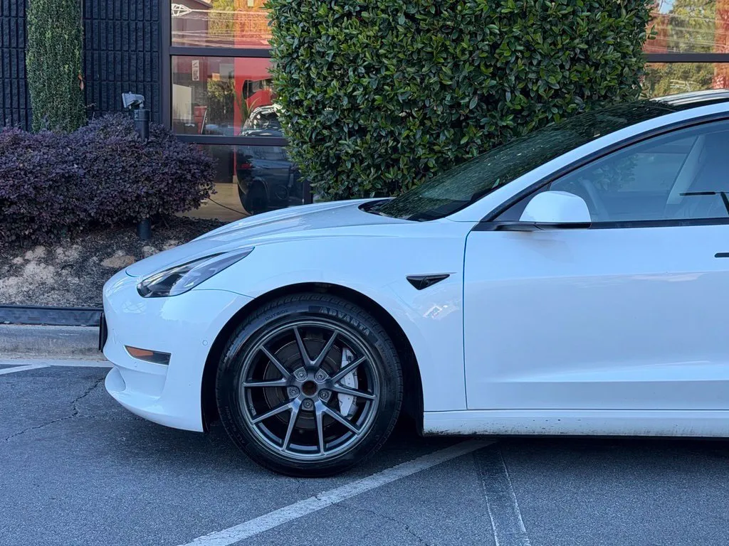 Tesla Model 3 photo 10