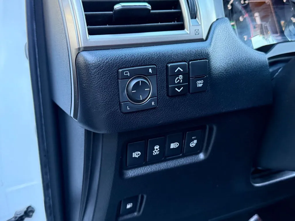 Lexus GX photo 28