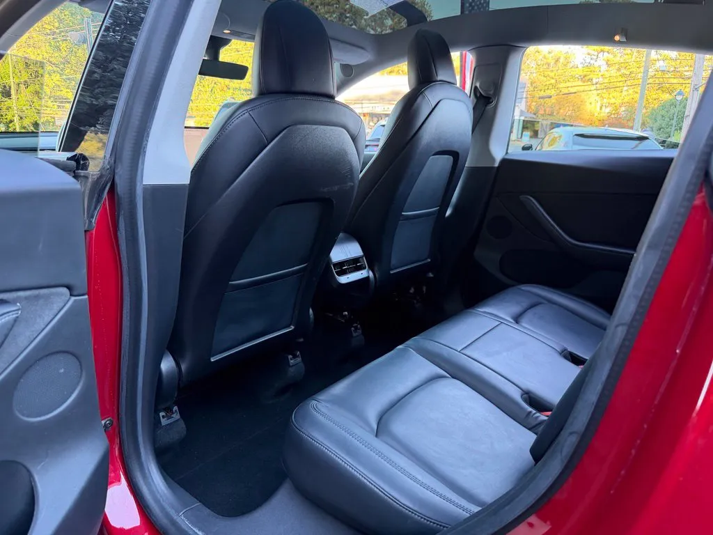 Tesla Model Y photo 30