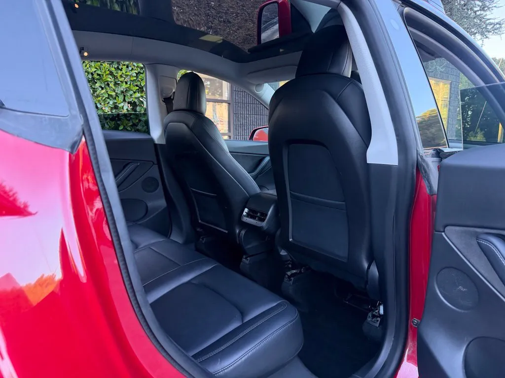 Tesla Model Y photo 38