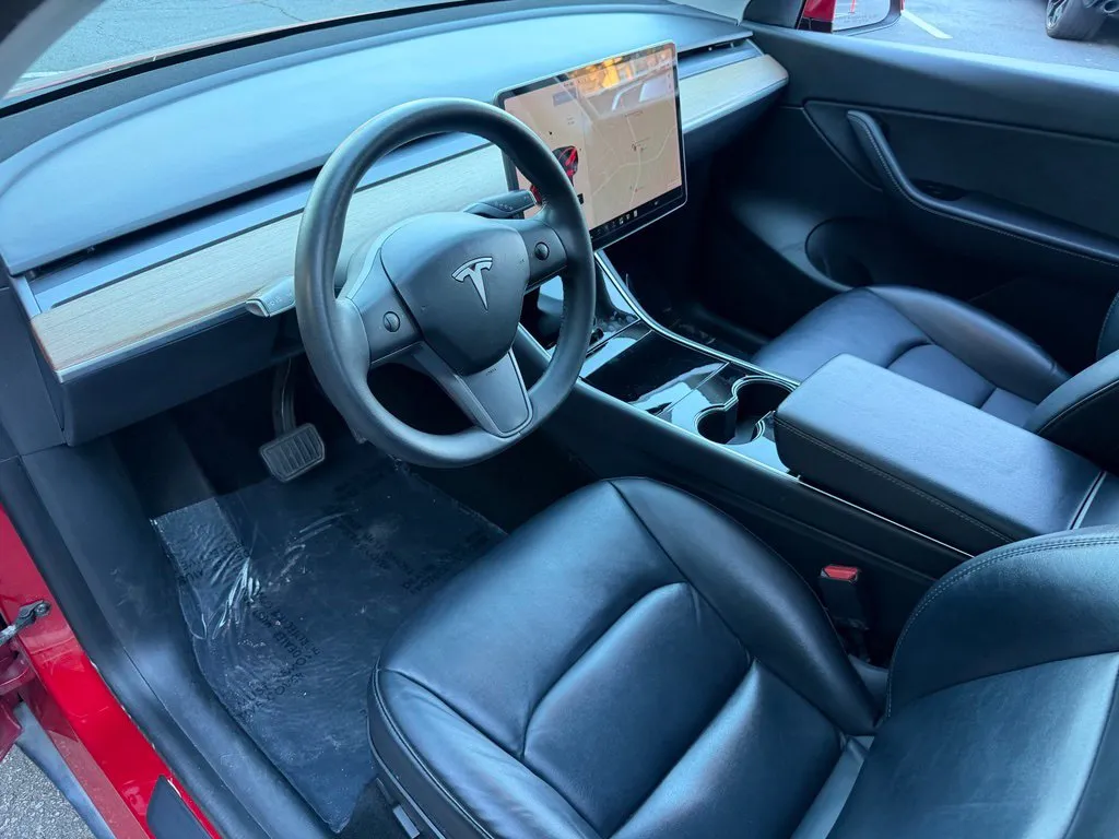 Tesla Model Y photo 24