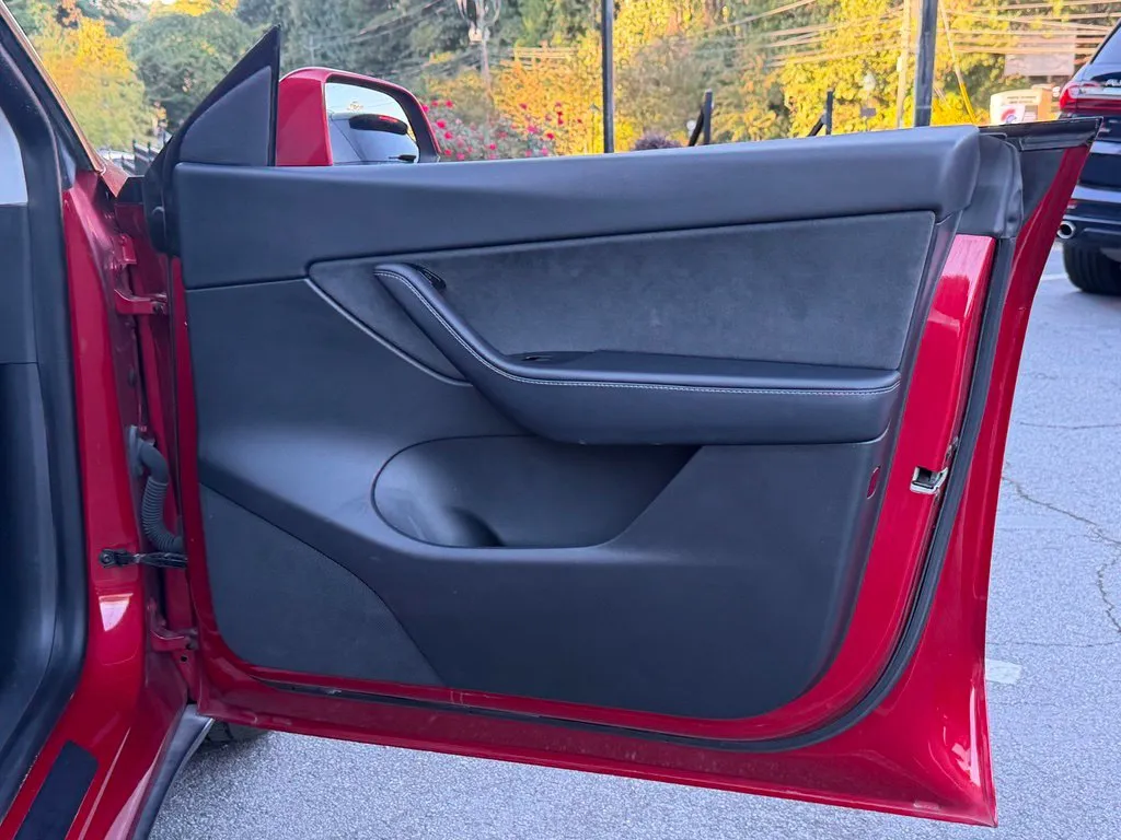 Tesla Model Y photo 36
