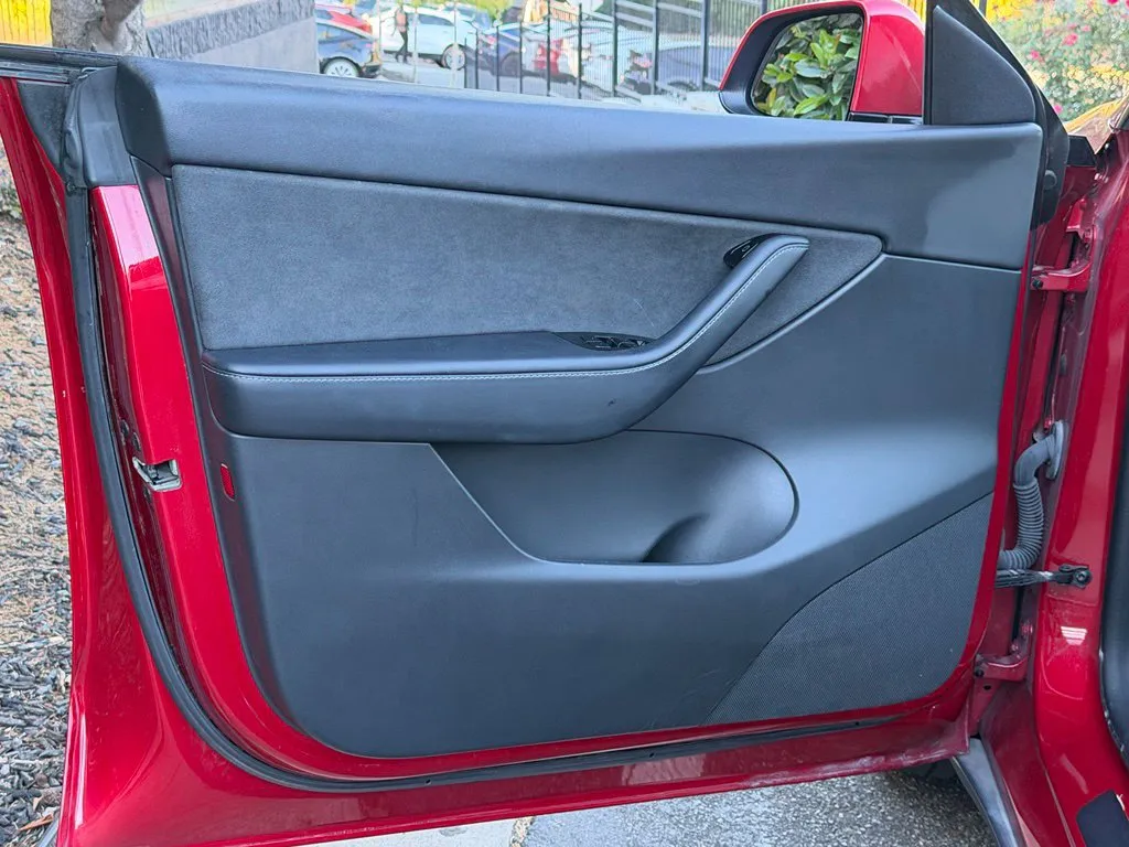 Tesla Model Y photo 28