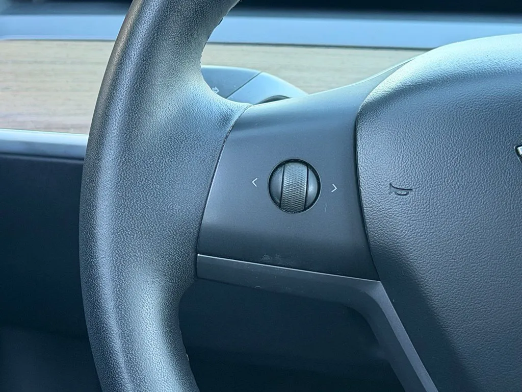 Tesla Model Y photo 44
