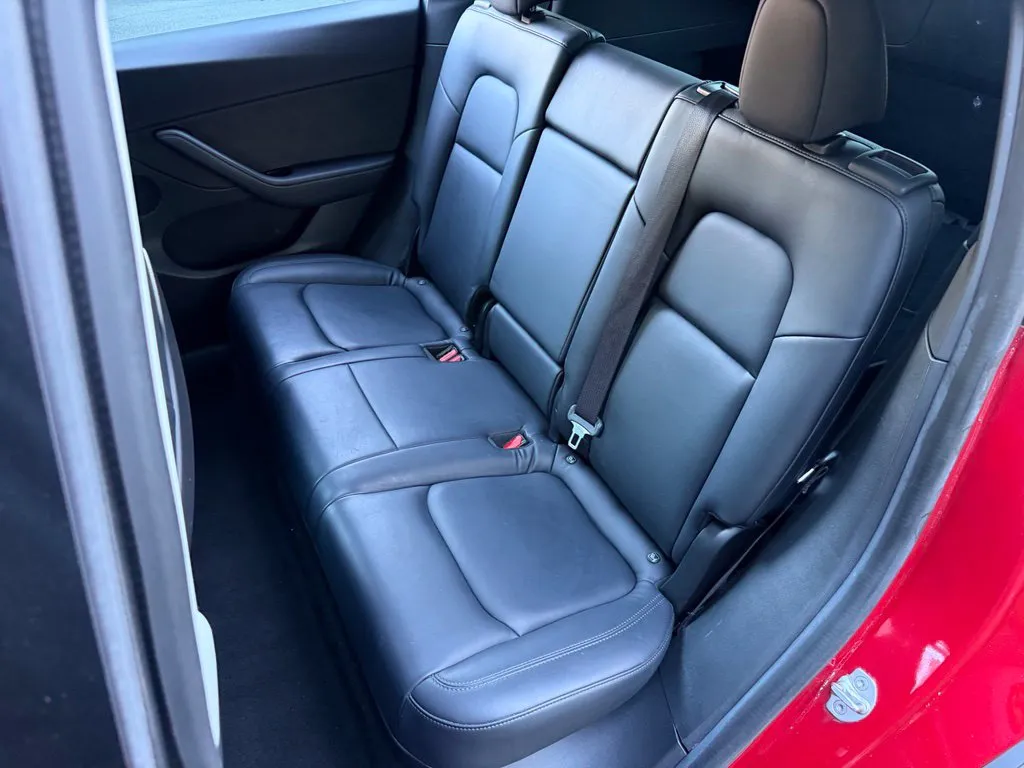 Tesla Model Y photo 31