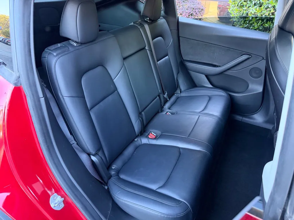 Tesla Model Y photo 39