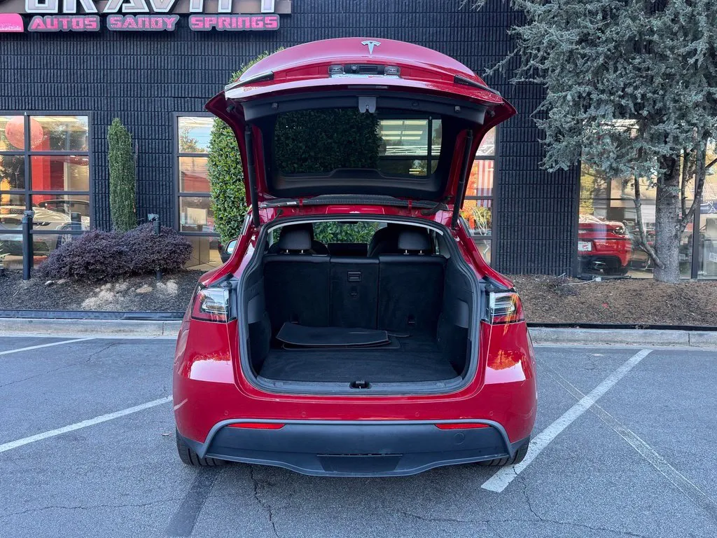 Tesla Model Y photo 17