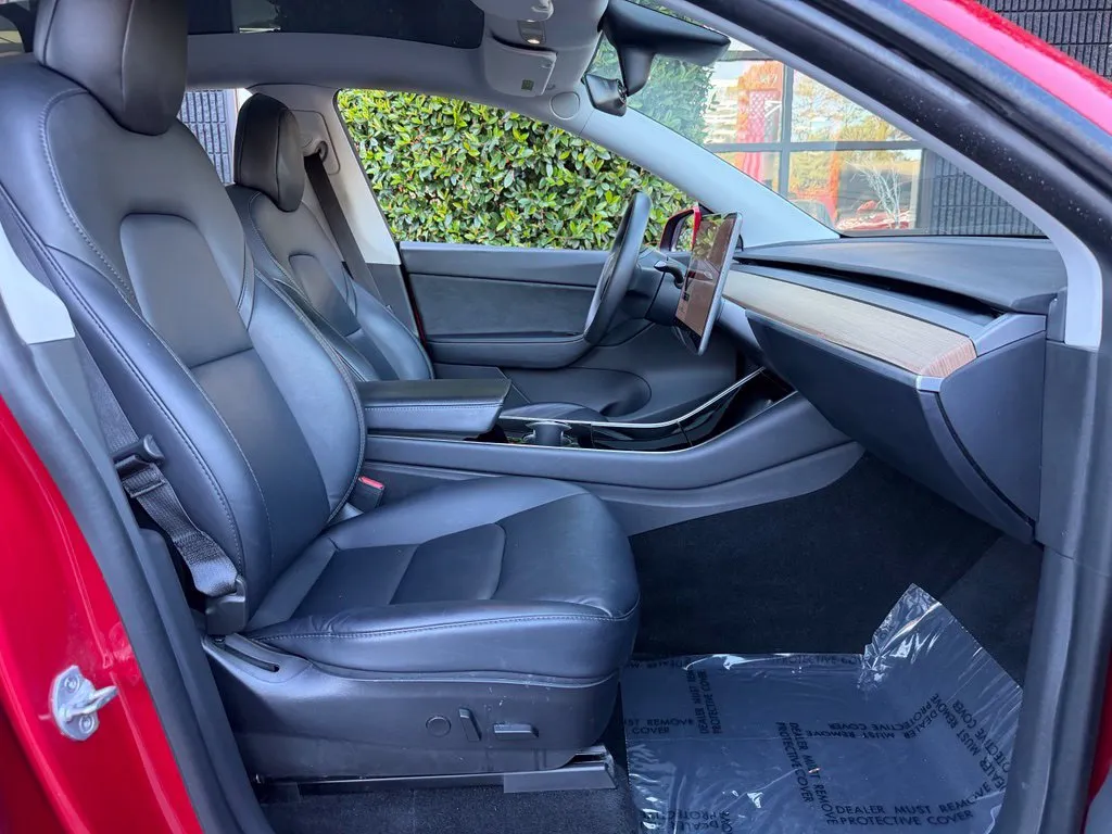 Tesla Model Y photo 33
