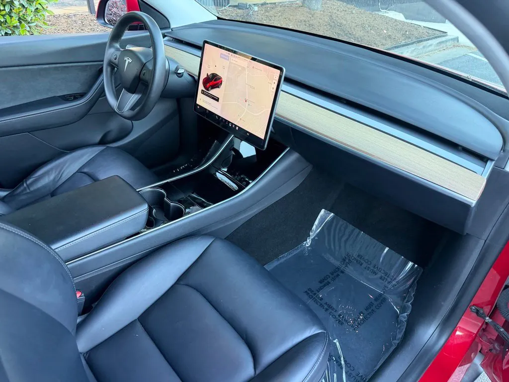Tesla Model Y photo 32
