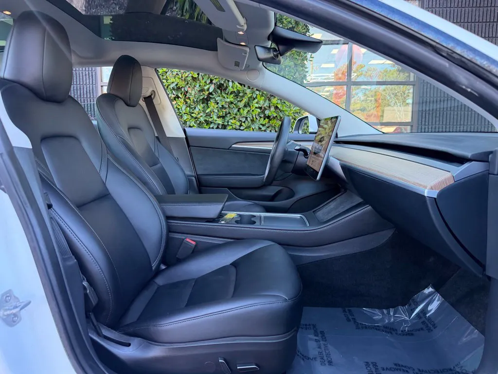 Tesla Model 3 photo 33