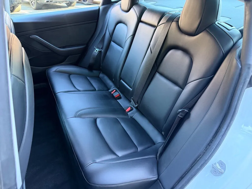 Tesla Model 3 photo 31