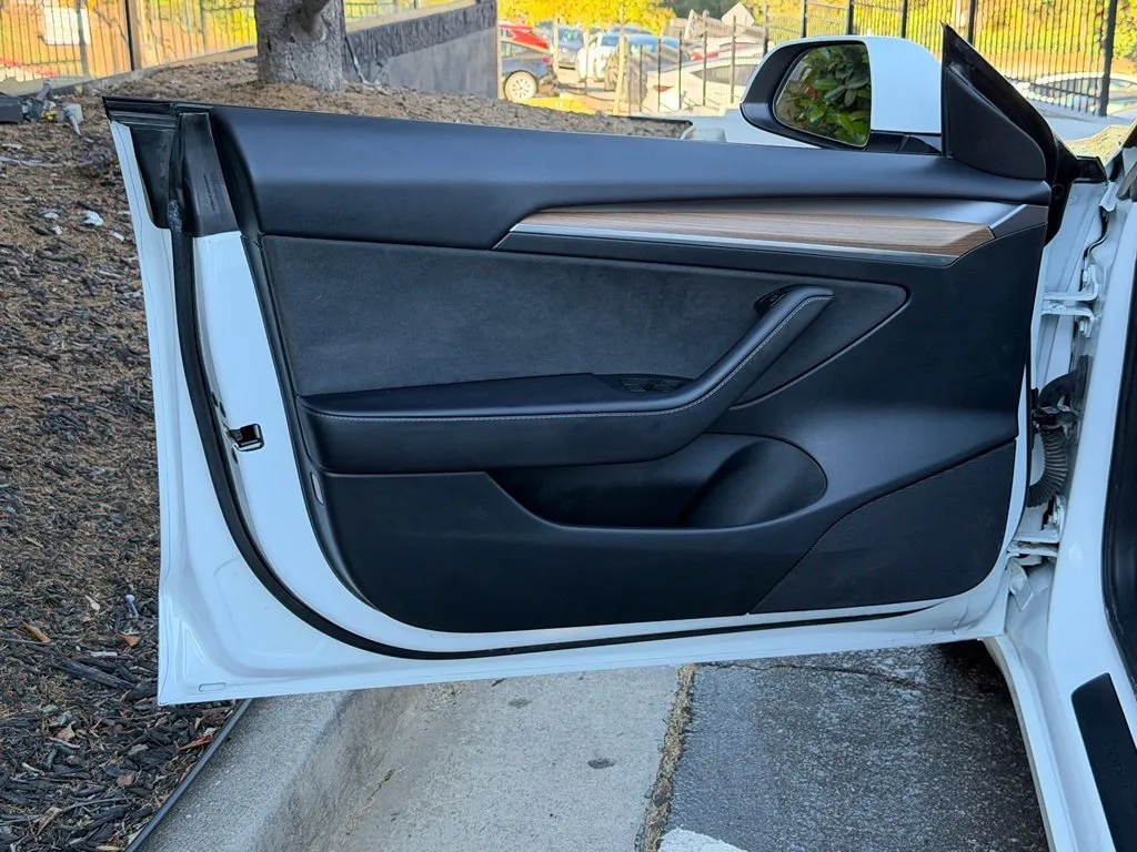 Tesla Model 3 photo 28