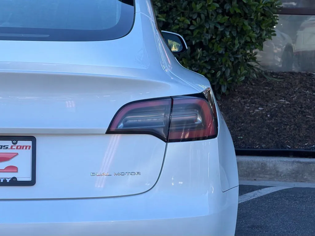 Tesla Model 3 photo 16