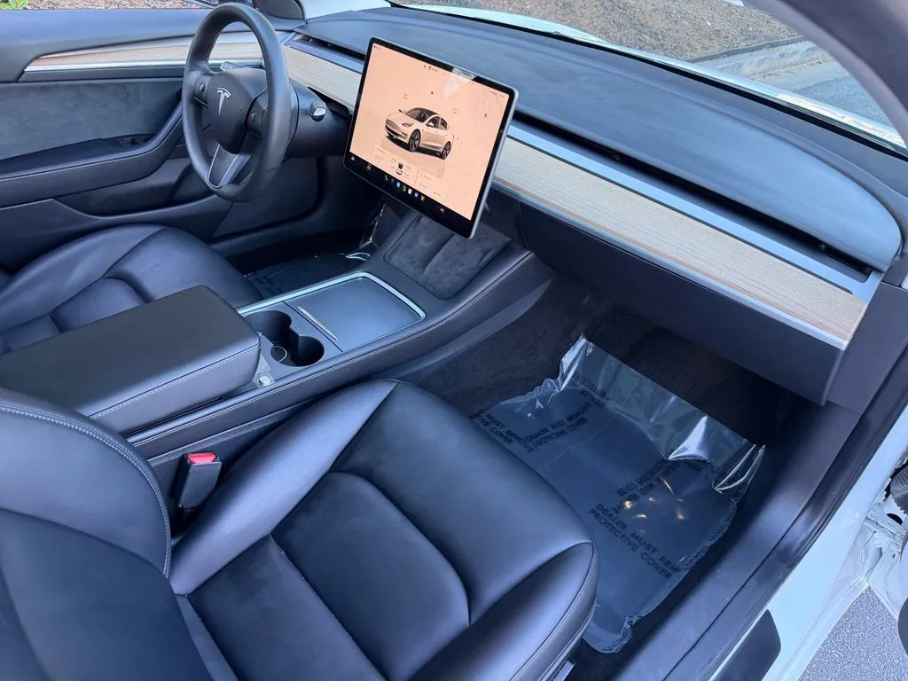 Tesla Model 3 photo 32
