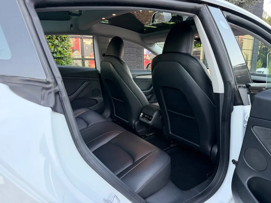 Tesla Model 3 photo 36