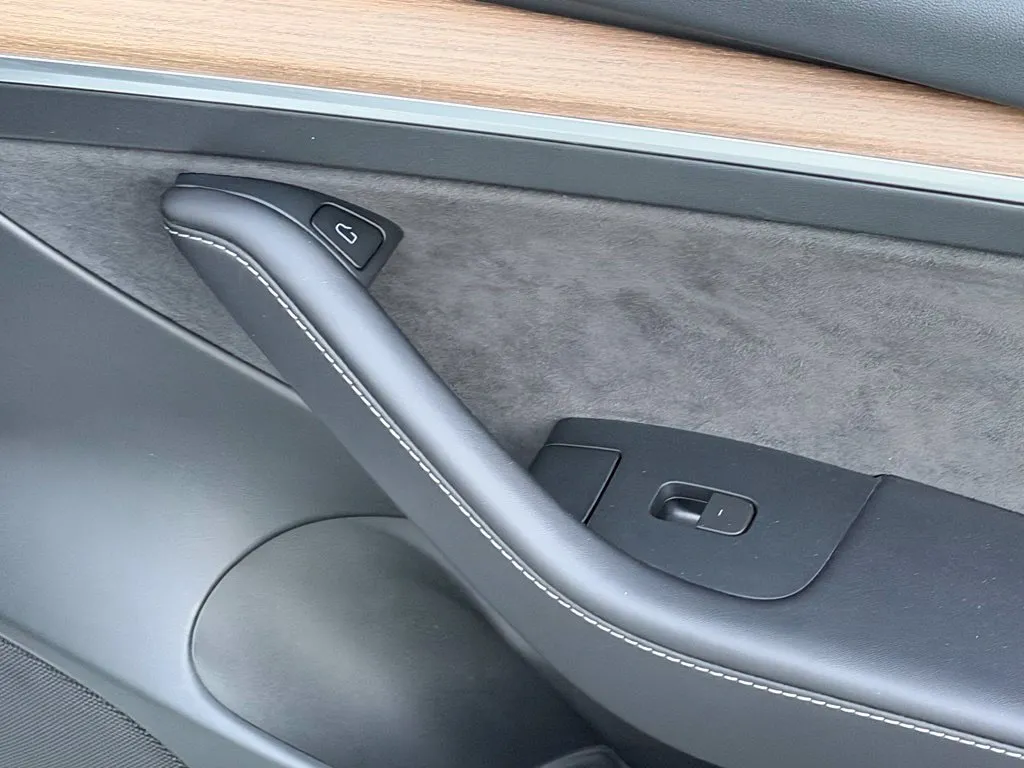 Tesla Model 3 photo 35