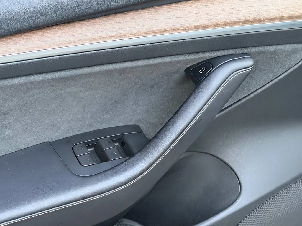 Tesla Model 3 photo 28