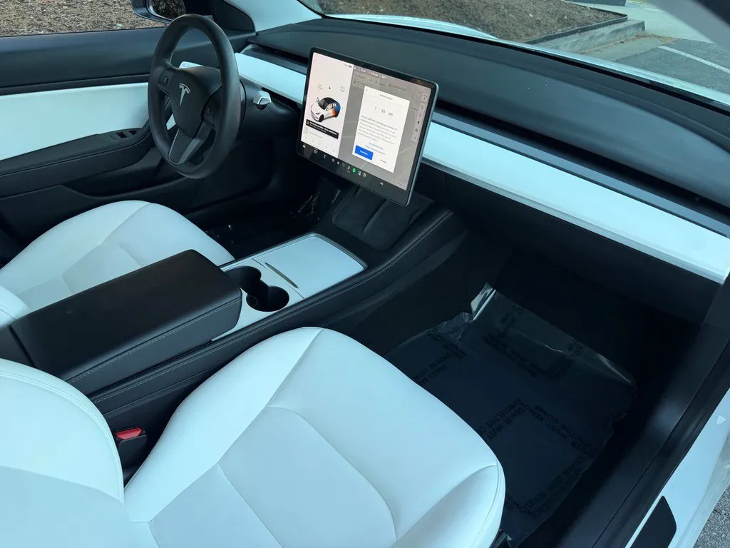 Tesla Model 3 photo 31