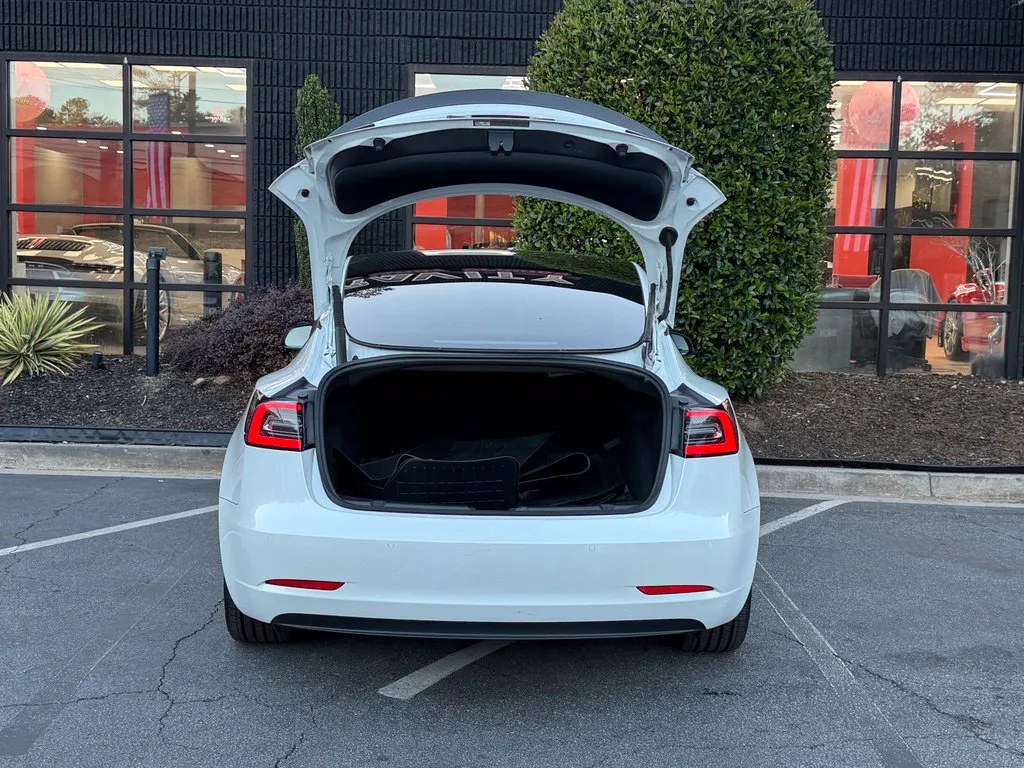 Tesla Model 3 photo 17