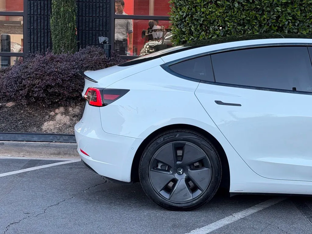 Tesla Model 3 photo 21