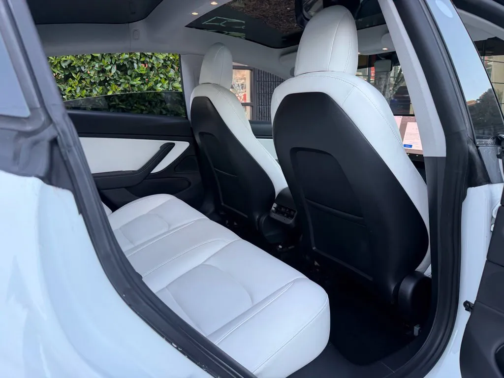 Tesla Model 3 photo 37
