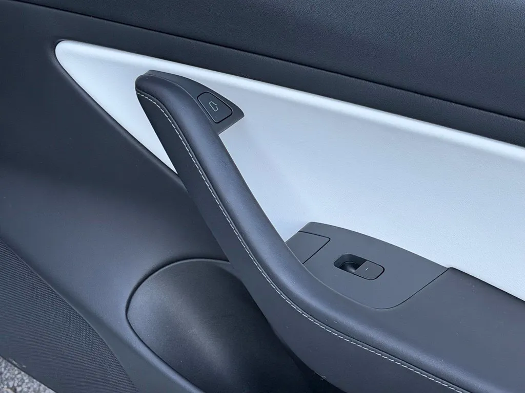 Tesla Model 3 photo 36