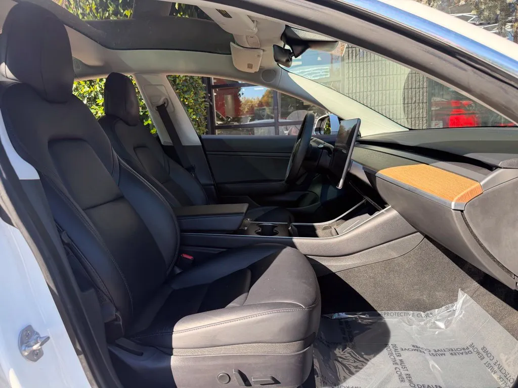 Tesla Model 3 photo 33