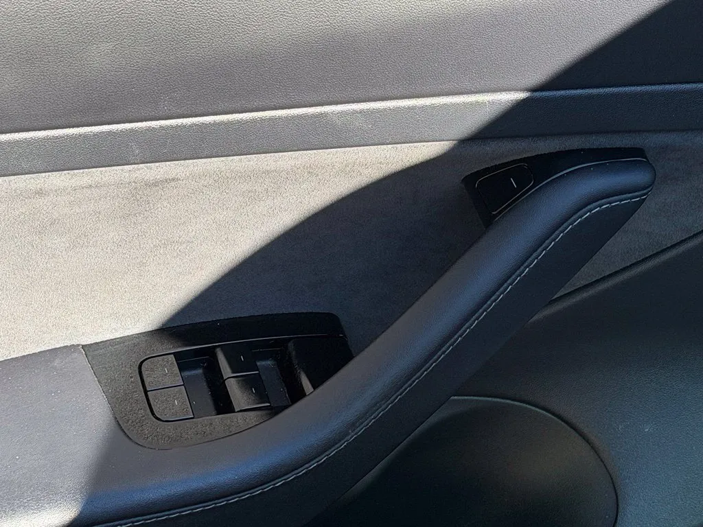Tesla Model 3 photo 29