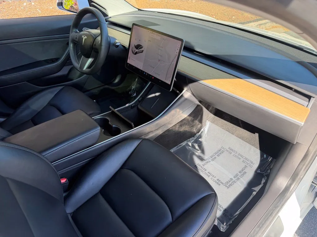 Tesla Model 3 photo 32