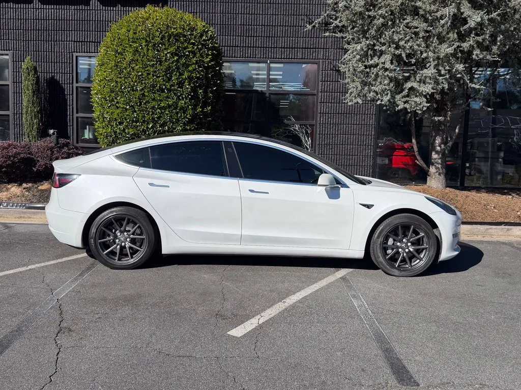 Tesla Model 3 photo 21