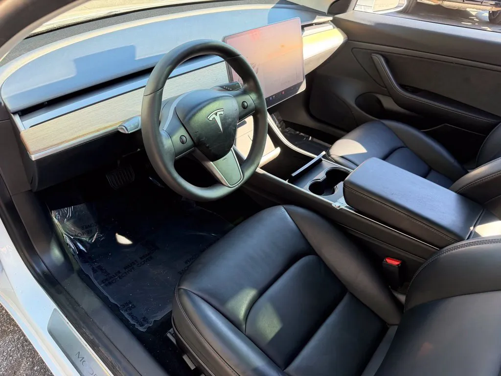 Tesla Model 3 photo 24