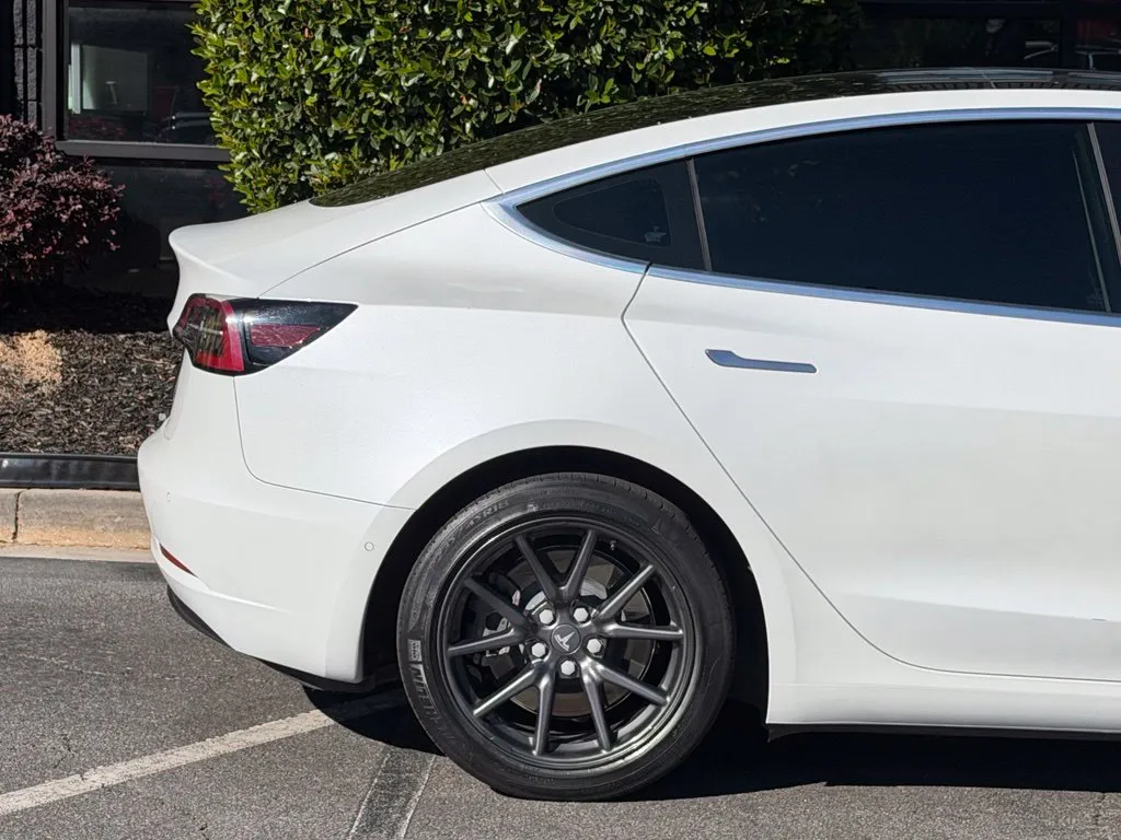 Tesla Model 3 photo 22