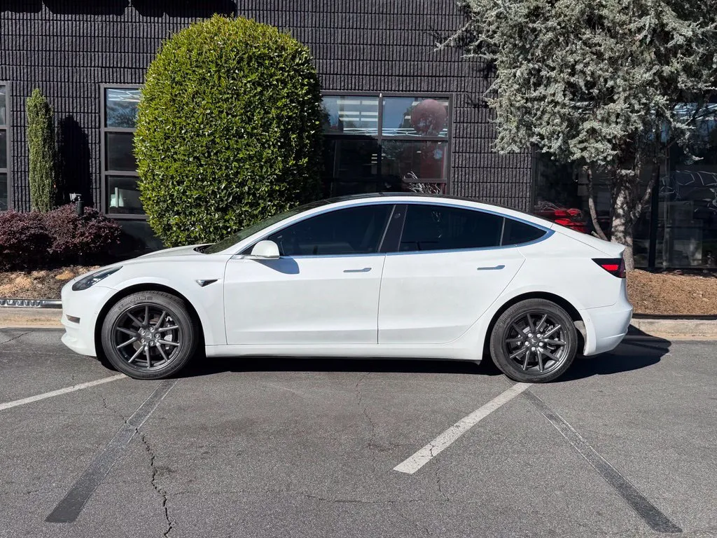 Tesla Model 3 photo 9