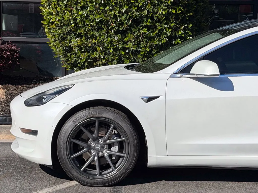 Tesla Model 3 photo 10