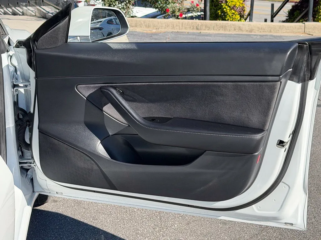 Tesla Model 3 photo 36