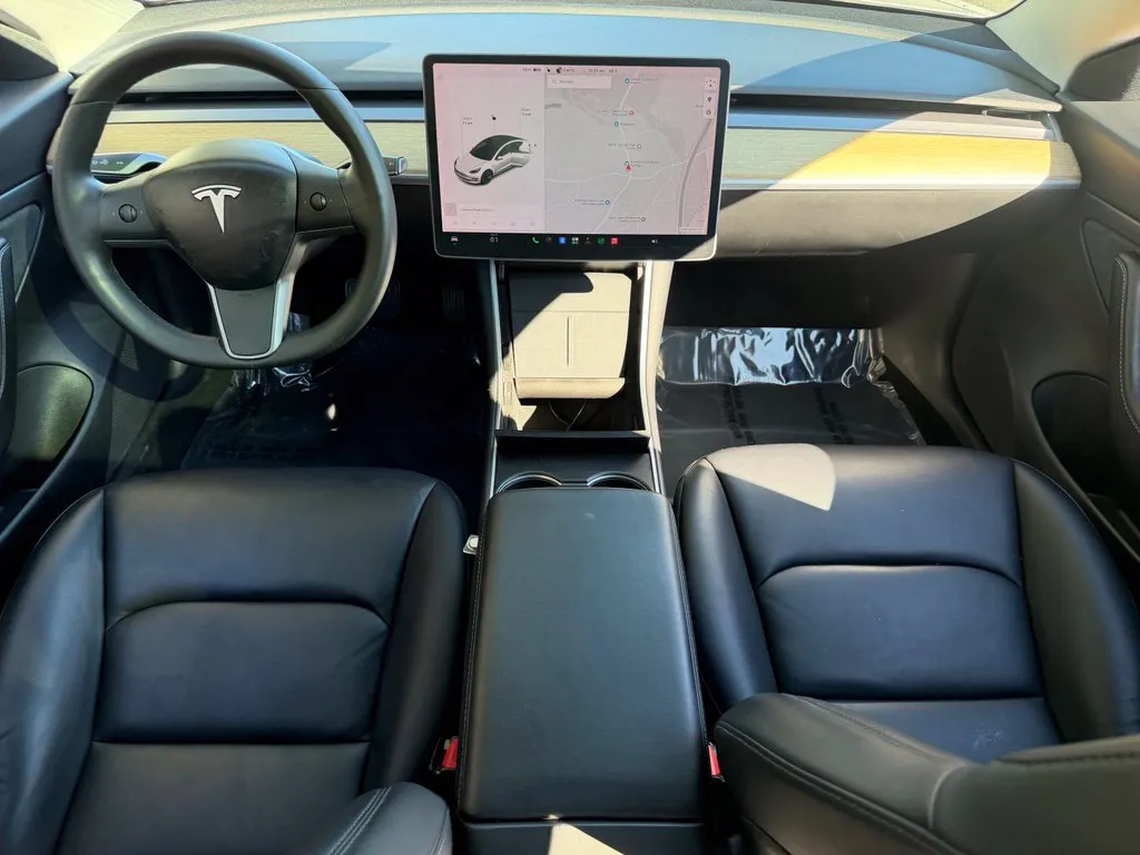 Tesla Model 3 photo 40