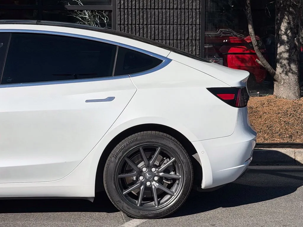 Tesla Model 3 photo 11