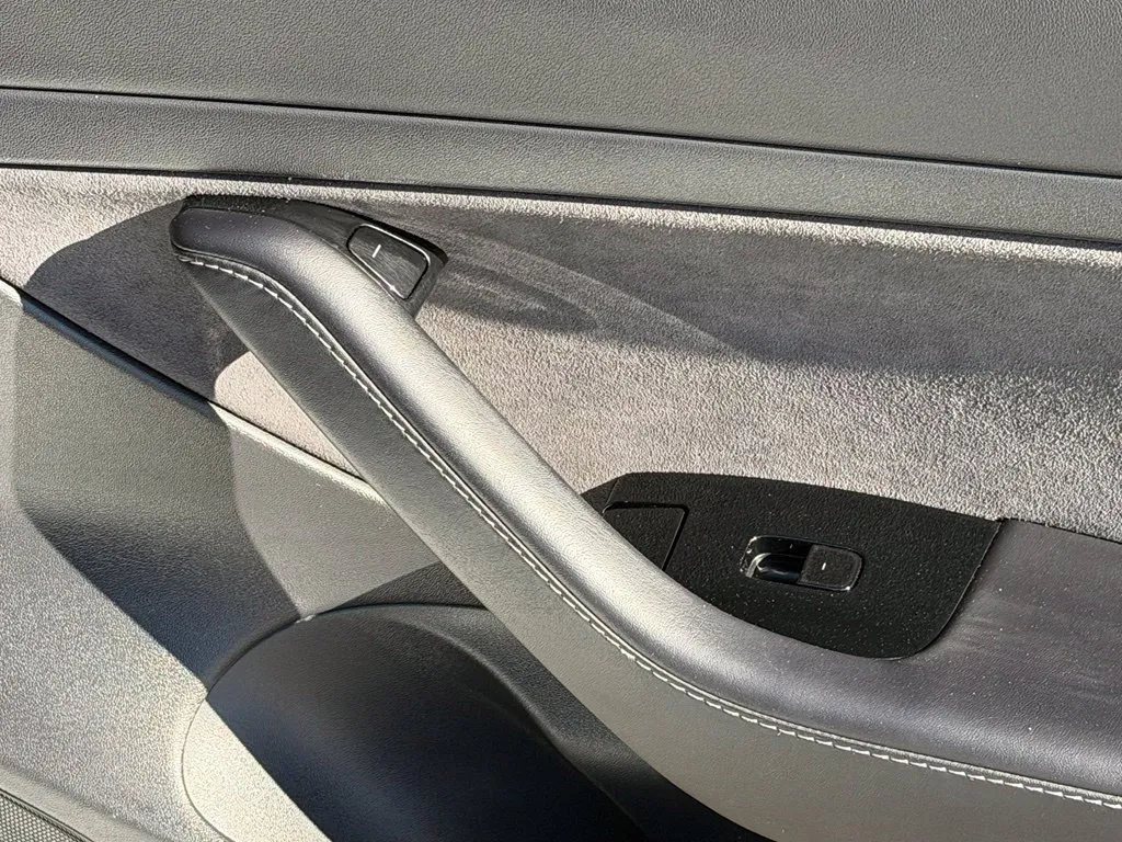 Tesla Model 3 photo 37