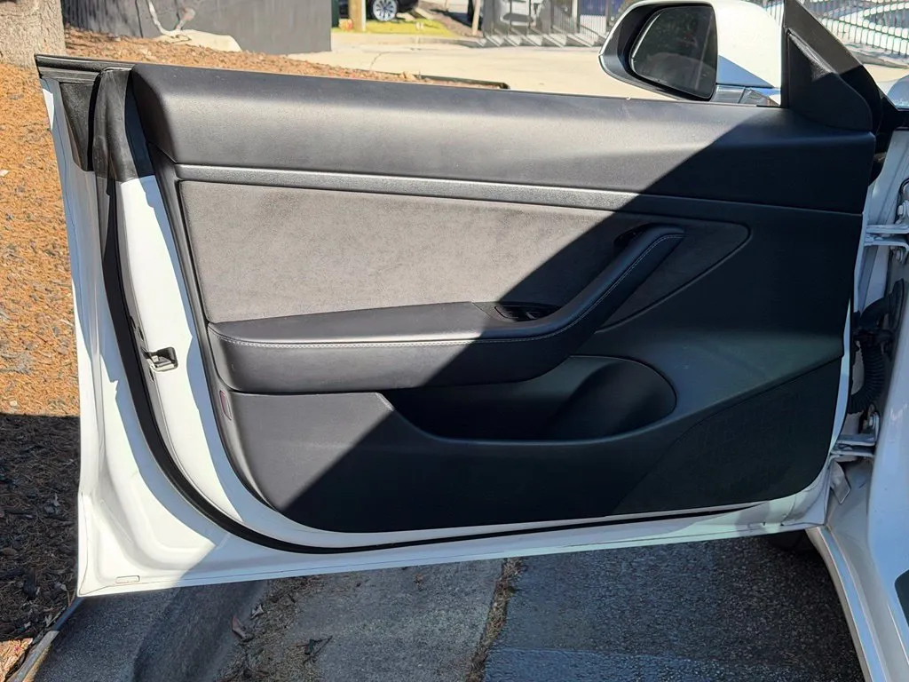 Tesla Model 3 photo 28